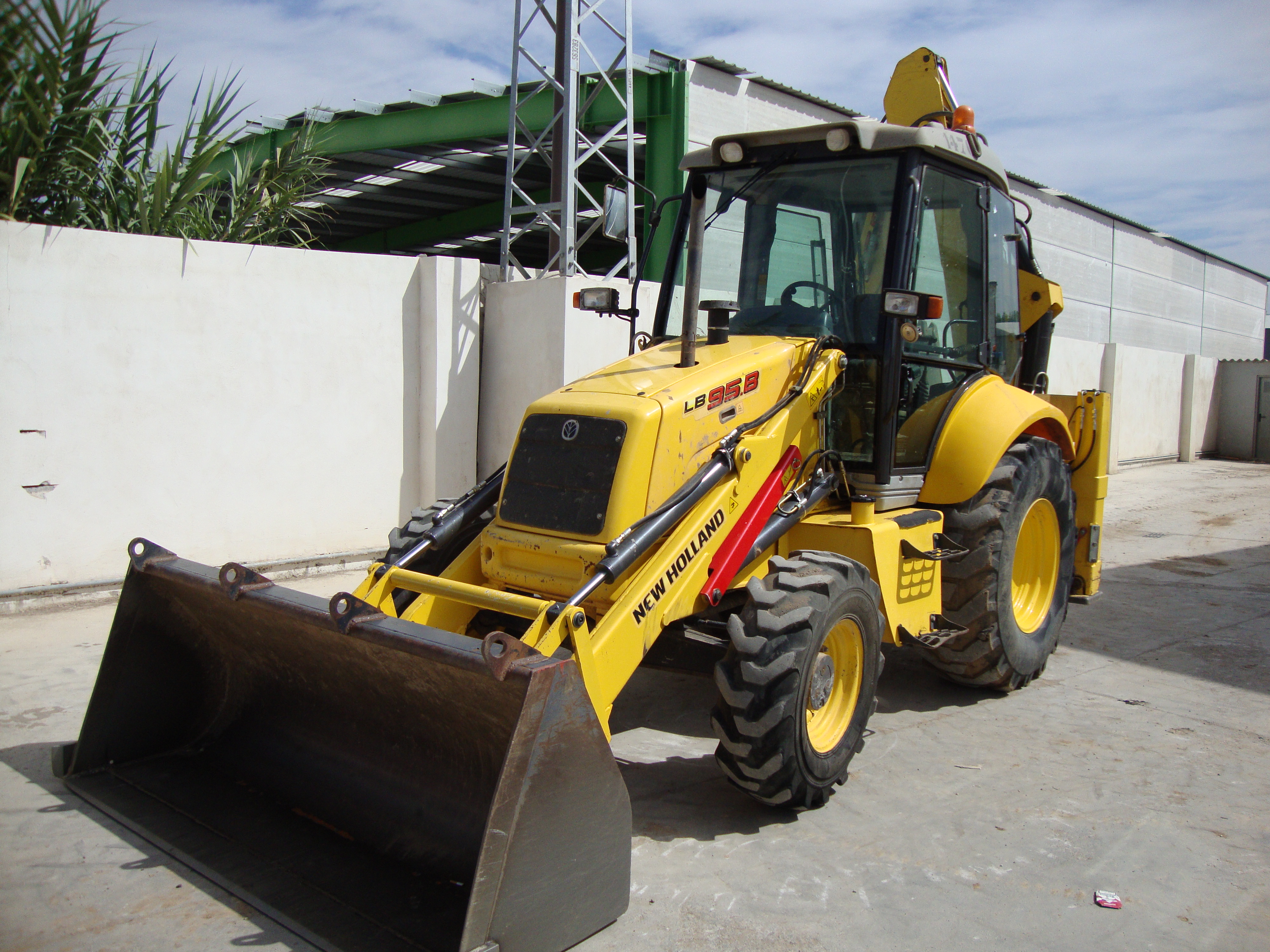 New Holland lb95
