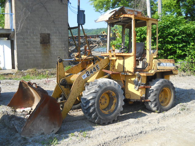 John Deere 244E