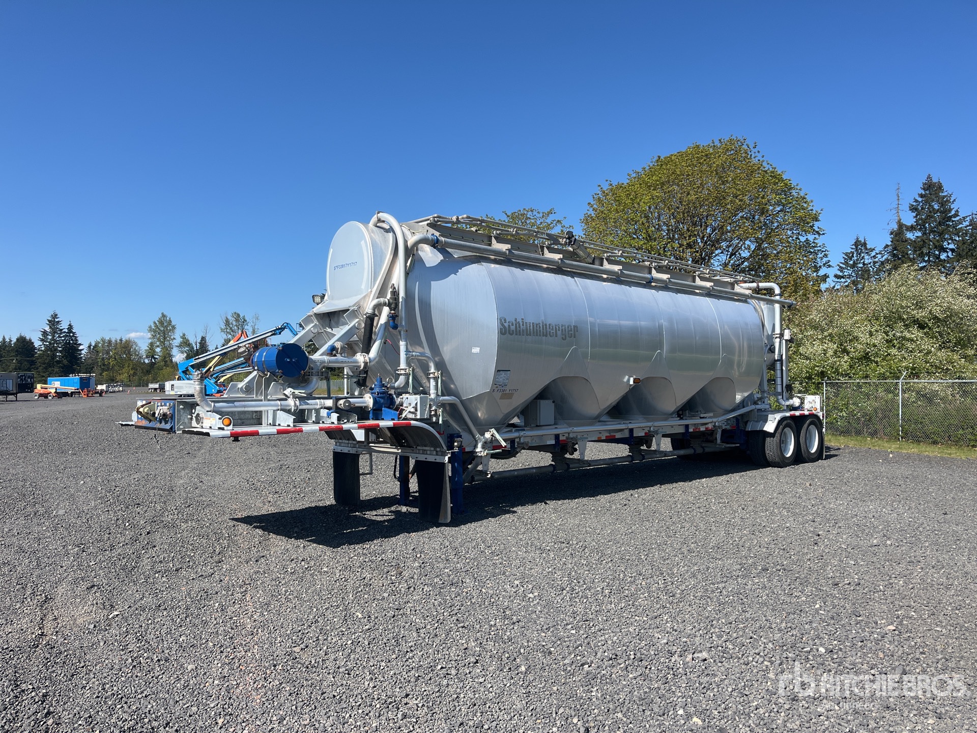 Heil 1600 cft T/A Pneumatic Bulk Trailer General Freight transport ...