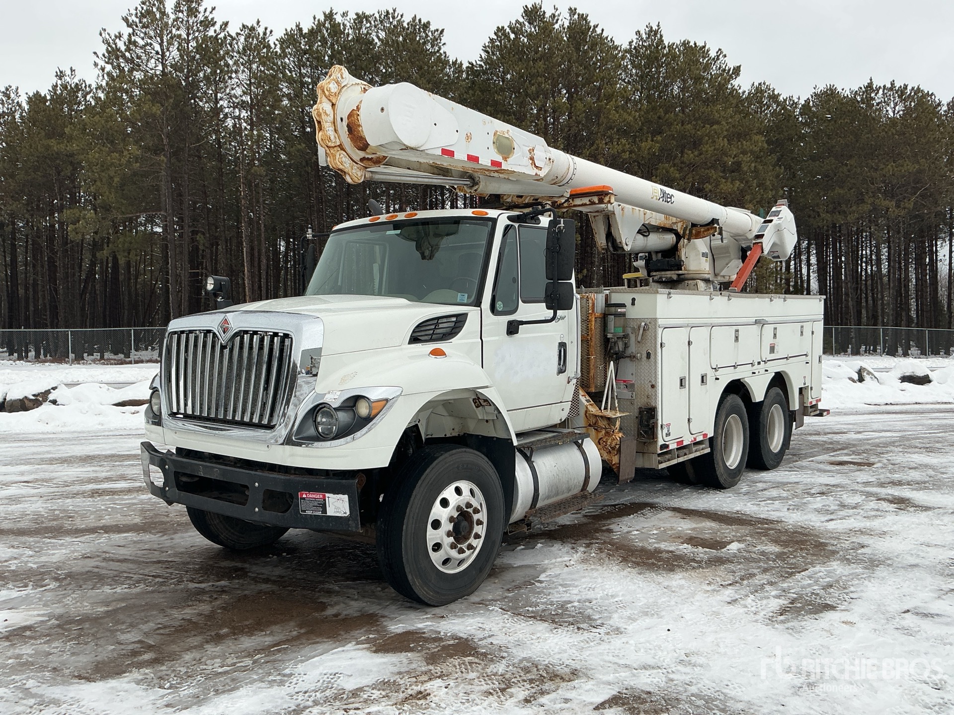 Altec AM55E 56 ft on 2014 International 7400 6x4 Bucket Truck General ...